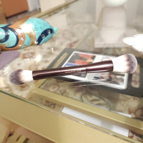 Hourglass  Ambient® Lighting Edit Dual Ended Brush - Picture 6 of 10